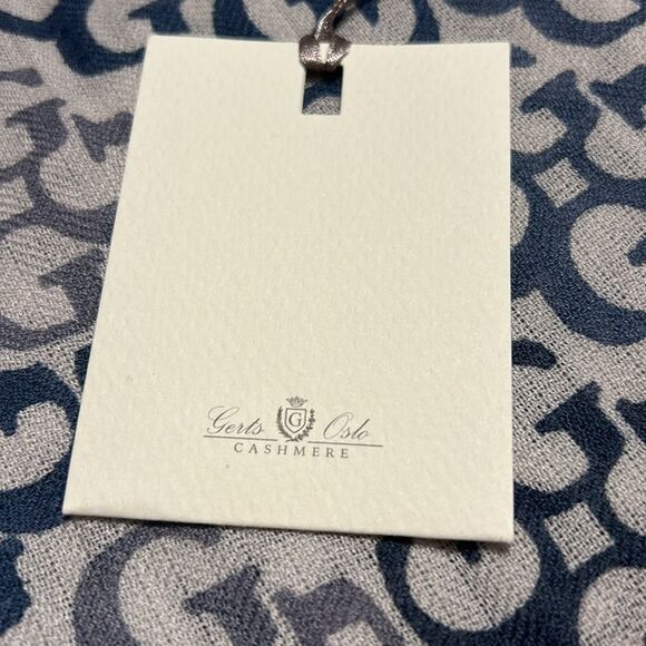 GERTS OSLO Cashmere Scarf NWT Eyelash Fringe Logo Gray Blue Neutral OSFA - Picture 3 of 6